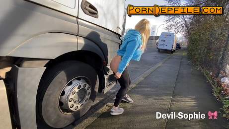 ScatShop: DevilSophie - OMG - how does the shit get onto the truck running board (Smearing, Pissing, Big shit, Scat) 2160p