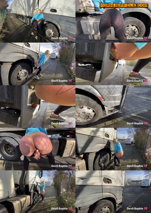 ScatShop: DevilSophie - OMG - how does the shit get onto the truck running board (Smearing, Pissing, Big shit, Scat) 2160p