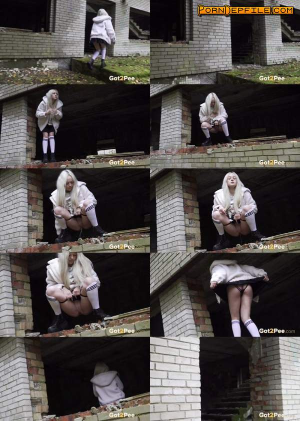 Got2pee: Blonde babe squats in open window to pee (FullHD, Outdoor, Solo, Pissing) 1080p